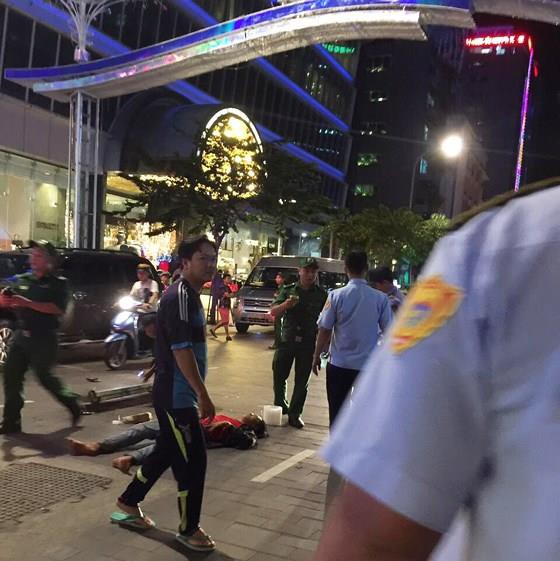 sap gian giao thi cong den trang tri o pho di bo nguyen hue nam cong nhan roi tu tang 3 trung o to dau ben duong bi thuong nang