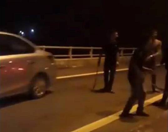 phu tho 11 thanh nien mang hung khi len cao toc chan xe xin deu nguoi ve que nghi tet