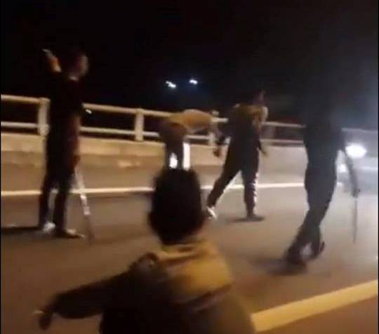 phu tho 11 thanh nien mang hung khi len cao toc chan xe xin deu nguoi ve que nghi tet