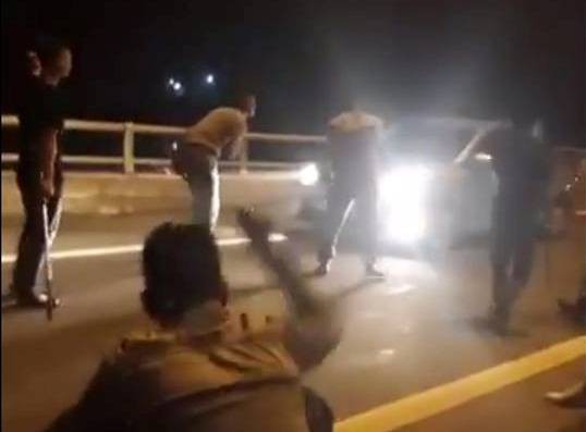 phu tho 11 thanh nien mang hung khi len cao toc chan xe xin deu nguoi ve que nghi tet