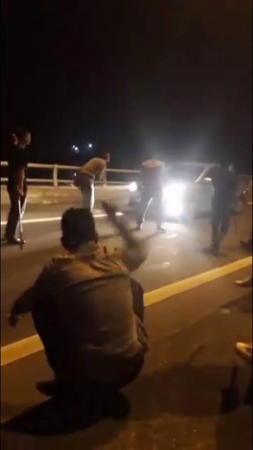 nhom thanh nien cam hung khi chan dau xe tran lot tren cao toc co the bi phat den 15 nam tu