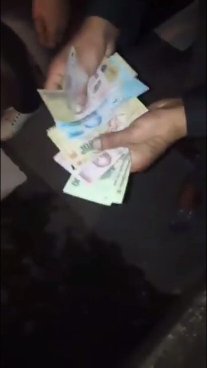 nhom thanh nien cam hung khi chan dau xe tran lot tren cao toc co the bi phat den 15 nam tu