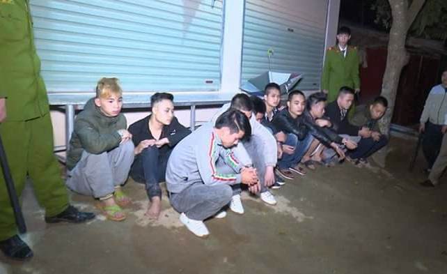 phan ung nhanh tri cua tai xe khi bi nhom thanh nien dung hung khi chan xe xin tien tren cao toc