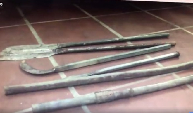 phan ung nhanh tri cua tai xe khi bi nhom thanh nien dung hung khi chan xe xin tien tren cao toc