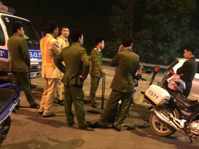 phan ung nhanh tri cua tai xe khi bi nhom thanh nien dung hung khi chan xe xin tien tren cao toc