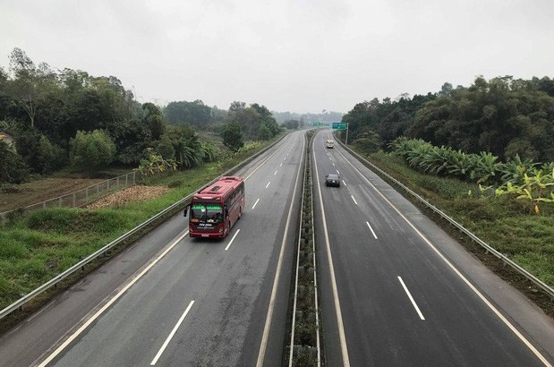 phan ung nhanh tri cua tai xe khi bi nhom thanh nien dung hung khi chan xe xin tien tren cao toc