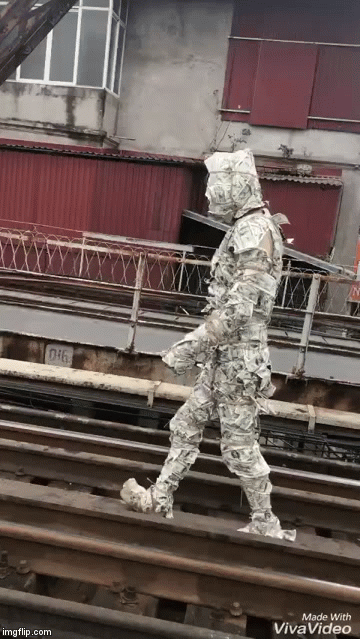 clip thanh nien dan vang ma kin nguoi leu heu tren cau long bien ngay cuoi nam