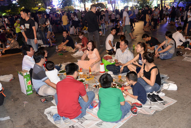 hinh anh nhin thoi da met thanh nien say bet nhe nam lan ra giua pho di bo tre con di theo bo me va vat cho giao thua