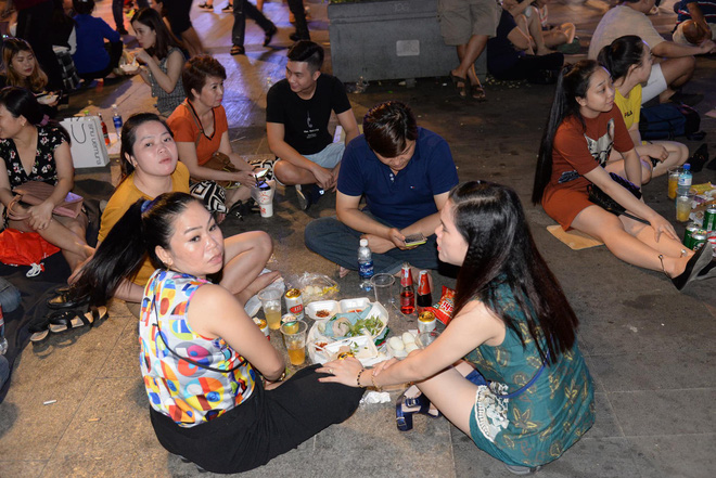 hinh anh nhin thoi da met thanh nien say bet nhe nam lan ra giua pho di bo tre con di theo bo me va vat cho giao thua