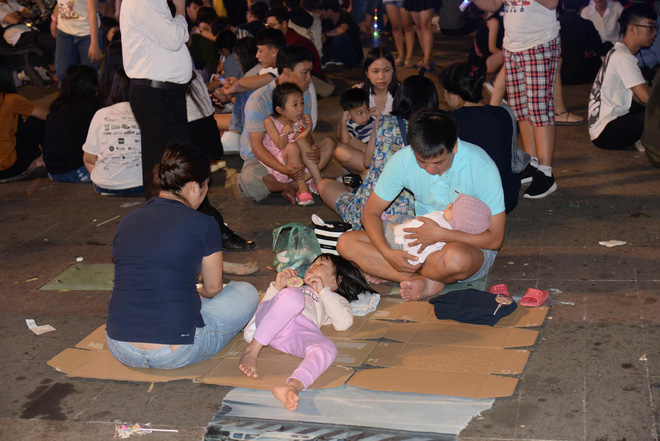 hinh anh nhin thoi da met thanh nien say bet nhe nam lan ra giua pho di bo tre con di theo bo me va vat cho giao thua