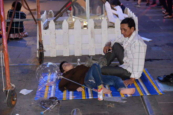 hinh anh nhin thoi da met thanh nien say bet nhe nam lan ra giua pho di bo tre con di theo bo me va vat cho giao thua