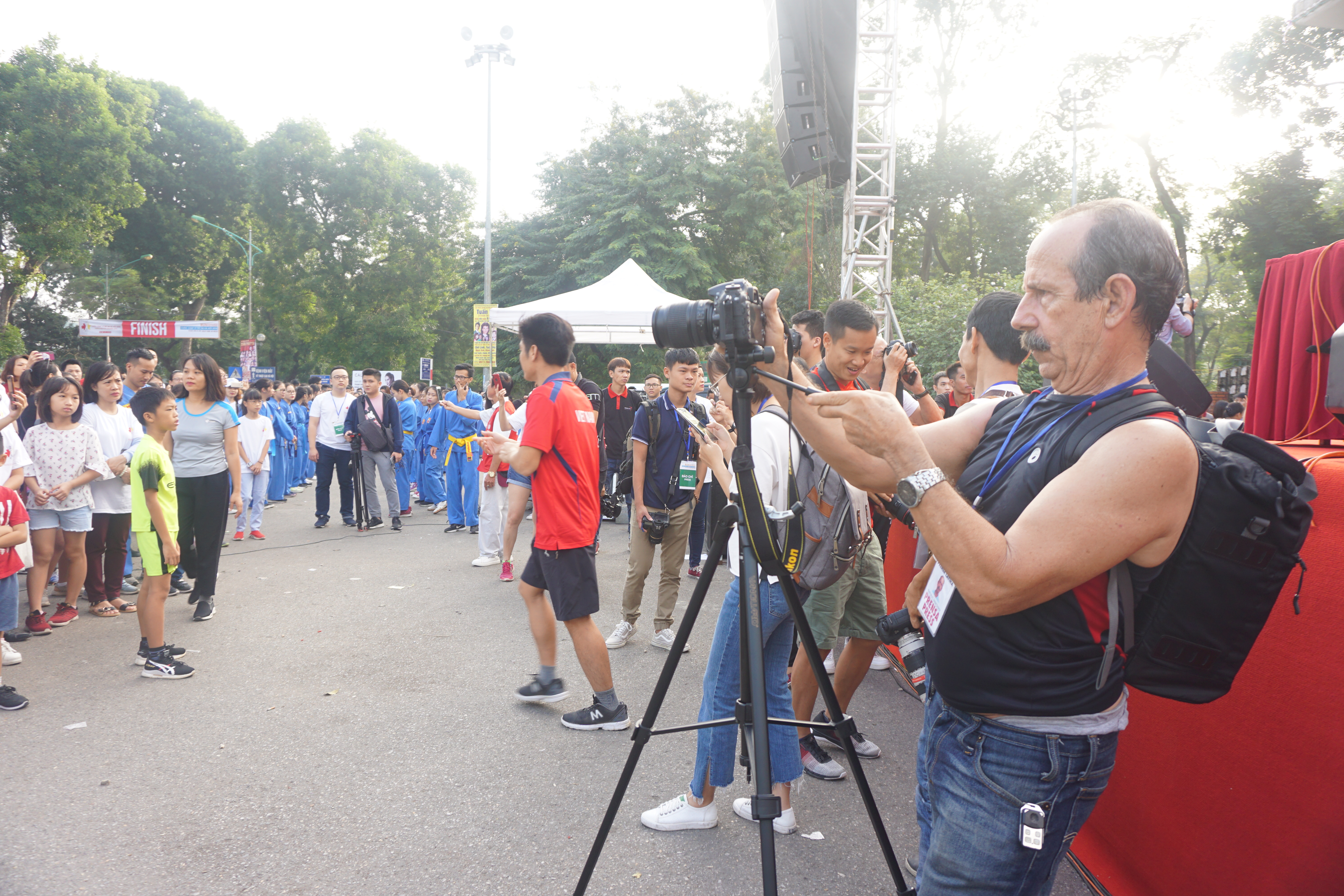 dai su canada deborah paul toi duoc tiep them nang luong tu hanoi run for children