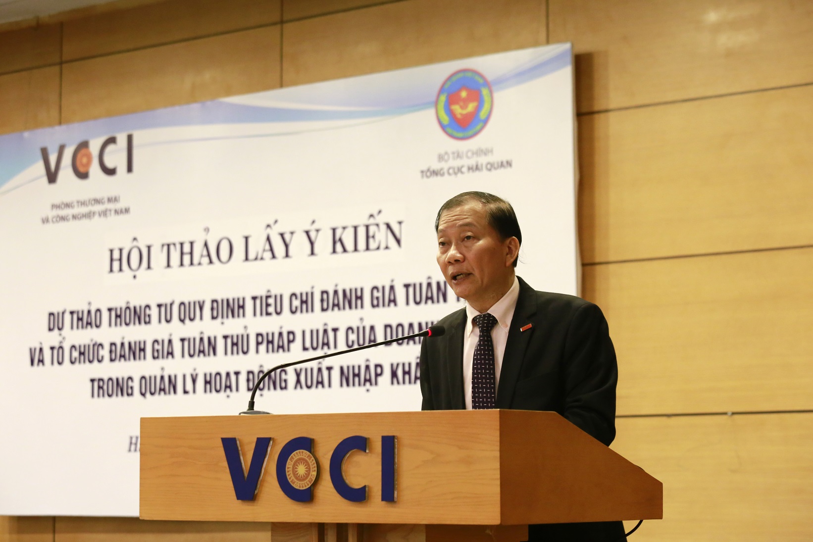 tieu chi nao danh gia su tuan thu phap luat cua dn trong hoat dong xnk va qua canh hang hoa