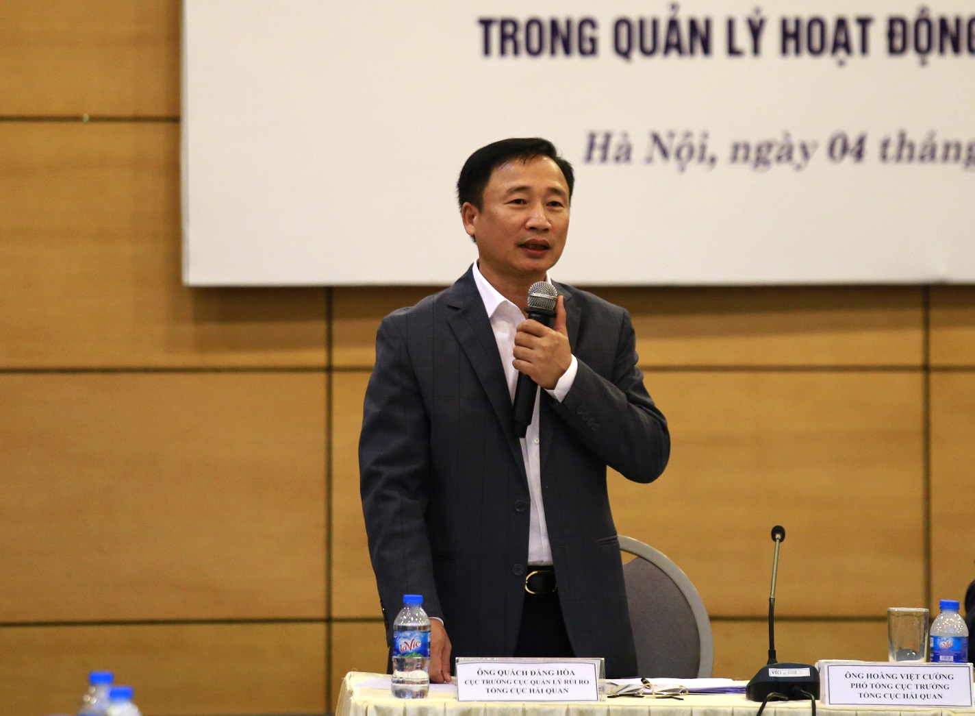 tieu chi nao danh gia su tuan thu phap luat cua dn trong hoat dong xnk va qua canh hang hoa