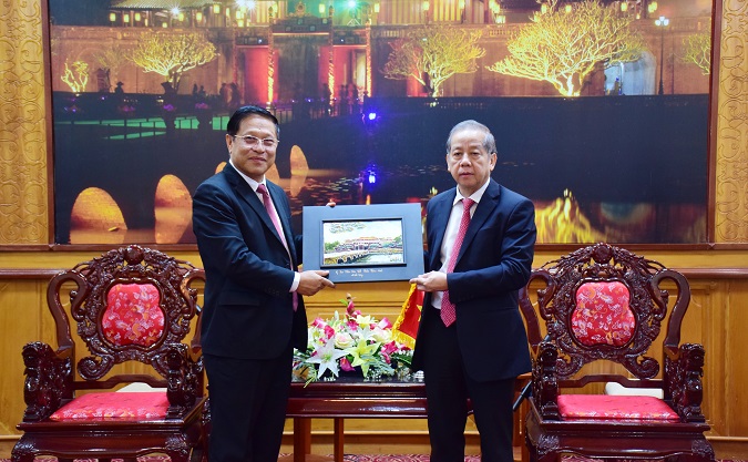 tong lanh su nuoc cong hoa dan chu nhan dan lao lam viec voi chu tich ubnd tinh thua thien hue