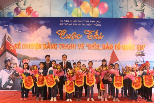 phu tho hoc sinh thi ke chuyen bang tranh ve bien dao to quoc em