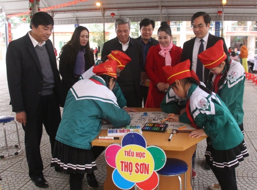 phu tho hoc sinh thi ke chuyen bang tranh ve bien dao to quoc em