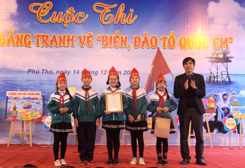 phu tho hoc sinh thi ke chuyen bang tranh ve bien dao to quoc em