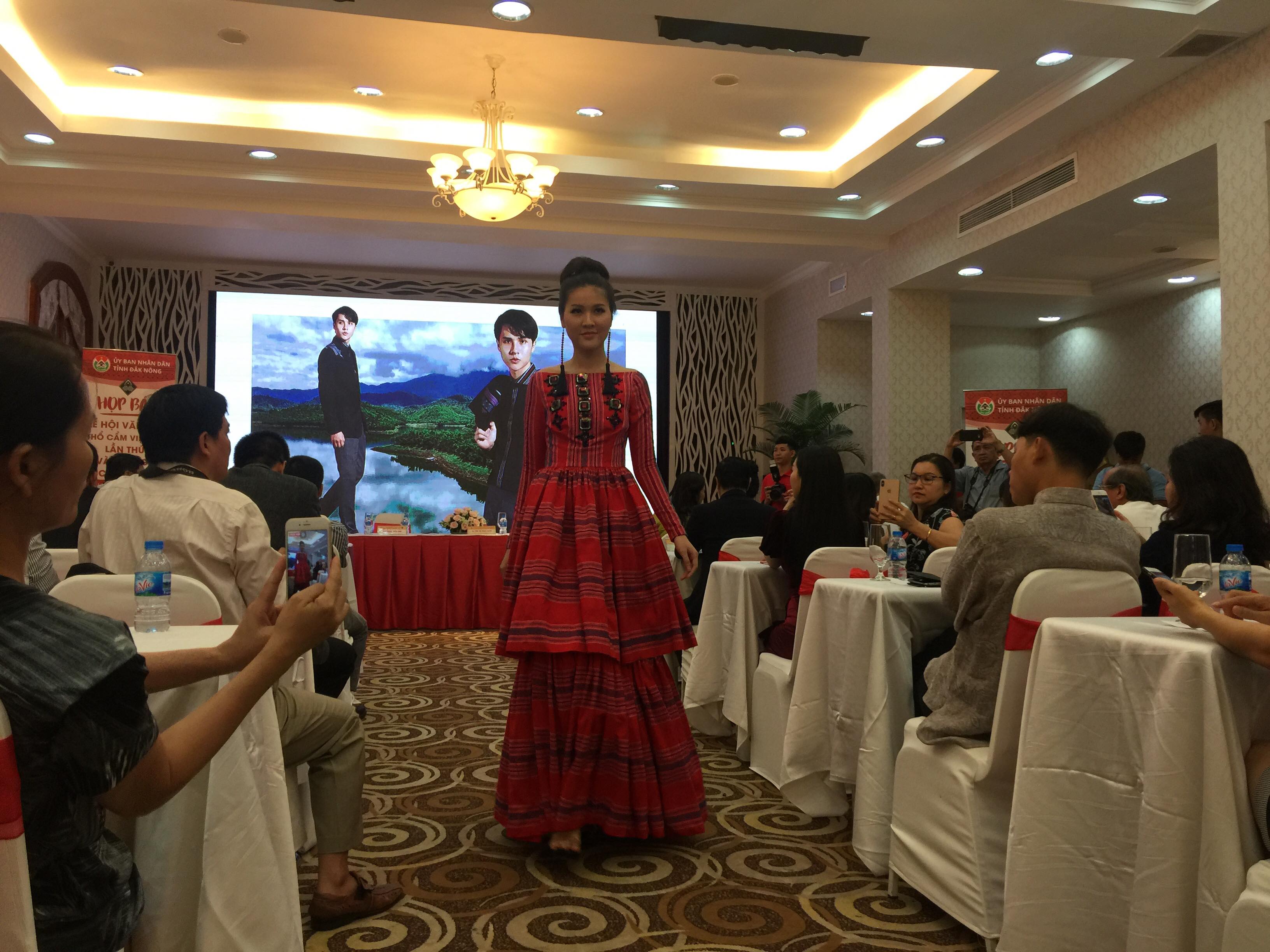 le hoi van hoa tho cam viet nam lan i ton vinh ban sac cac dan toc viet