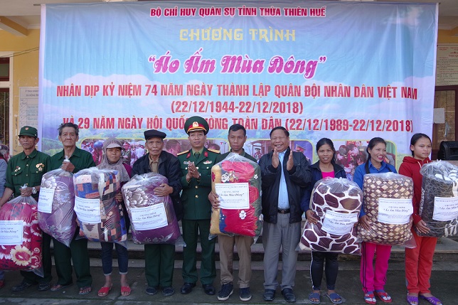 bo chqs tinh thua thien hue tang qua dong bao ngheo vung bien gioi