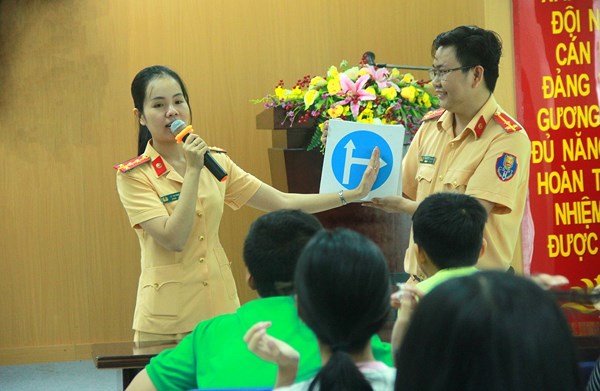 mot ngay lam chien si csgt cua hoc sinh tphcm