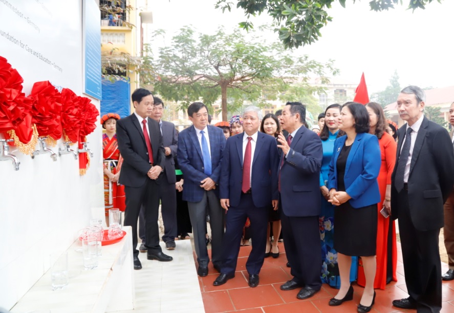 ban giao he thong may loc nuoc sach cho truong dan toc noi tru tinh tuyen quang