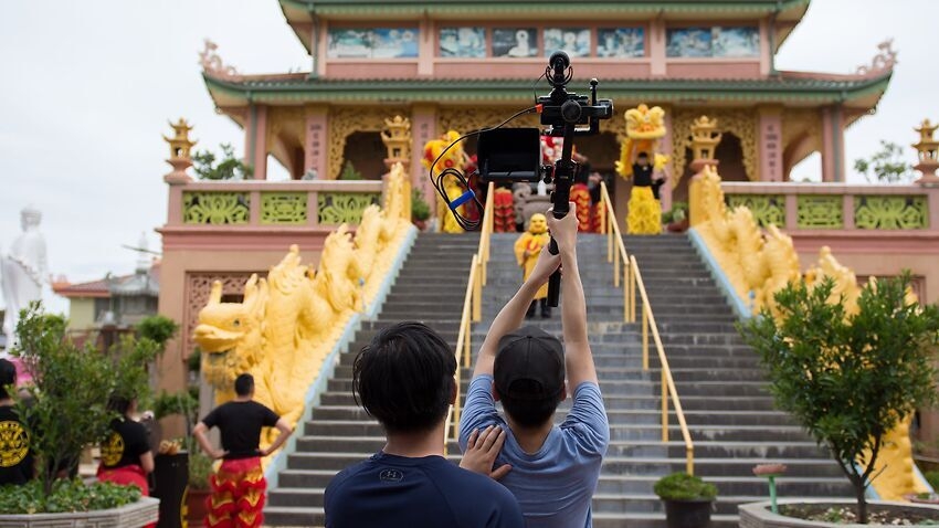 Ban tổ chức Lễ hội Tết Nguyên đán của cộng đồng người Việt ở bang Victoria đang quay phim để đưa lên các sự kiện lễ hội lên mạng internet. Ảnh: Facebook/@Tet.LunarFestVic