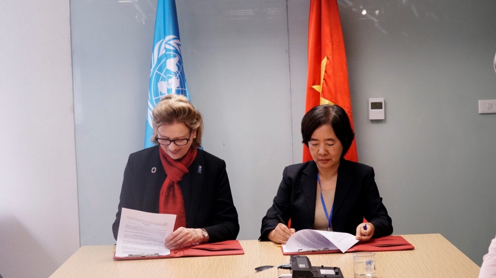 Đại diện UNDP và FUV ký kết Biên bản Ghi nhớ những lĩnh vực quan tâm chung. Ảnh: FUV