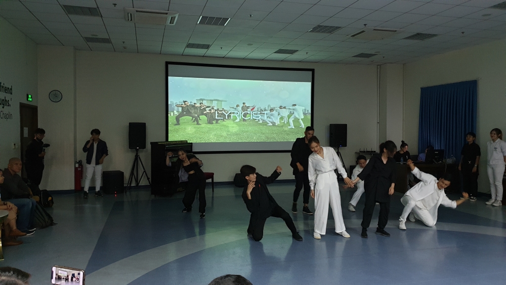Một tiết mục biểu diễn nghệ thuật do TS. Alexander Tú và Soul Dance’. Ảnh: Nguyễn Thuận