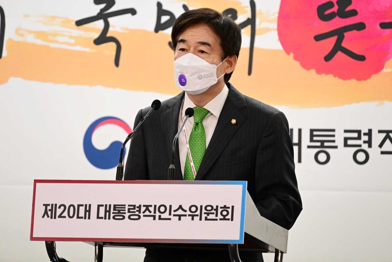 Ông Lee Yong-ho, phụ trách các vấn đề chính trị, dịch vụ pháp lý và cộng đồng Hàn Quốc. Ảnh: 