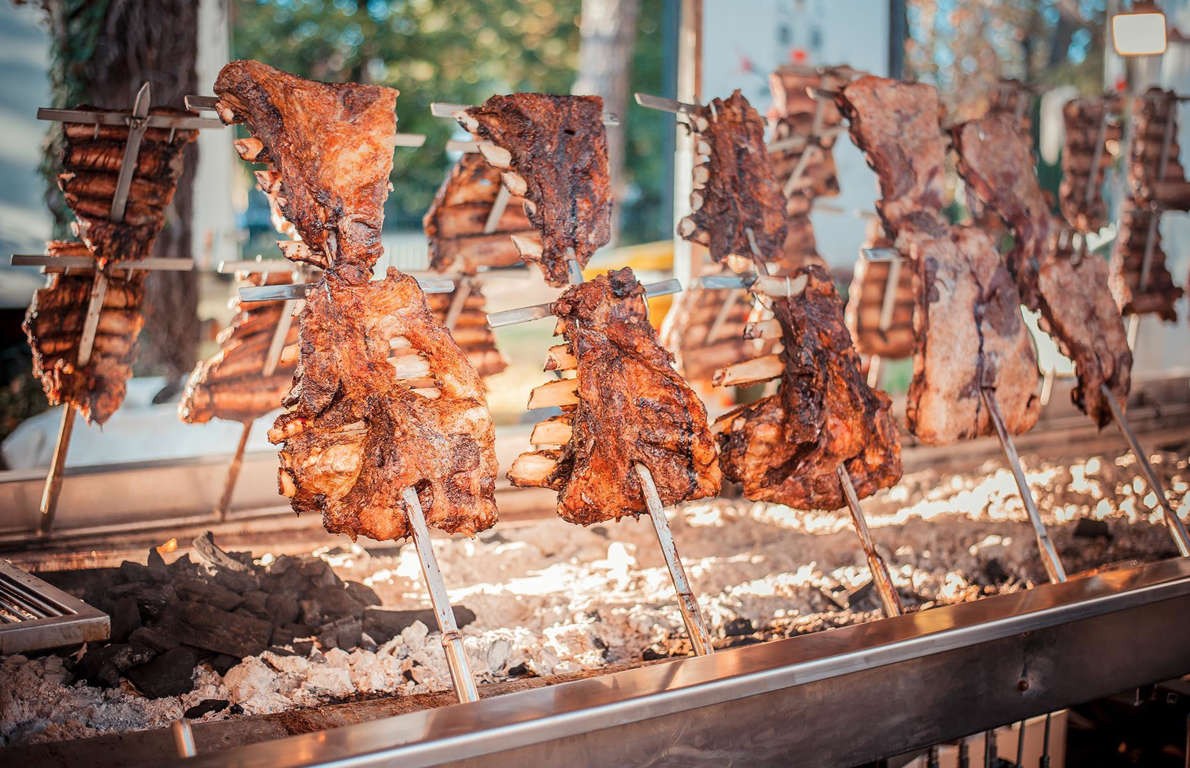 Món thịt nướng Asado. Ảnh: Climber 1959/Shutterstock