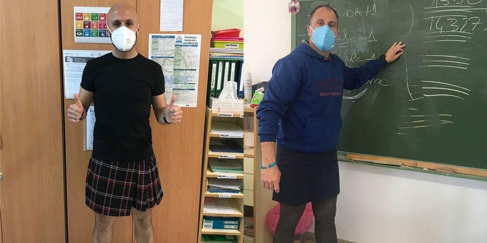 2 giáo viên nam đã quyết định mang váy đến trường. Ảnh: Seventeen