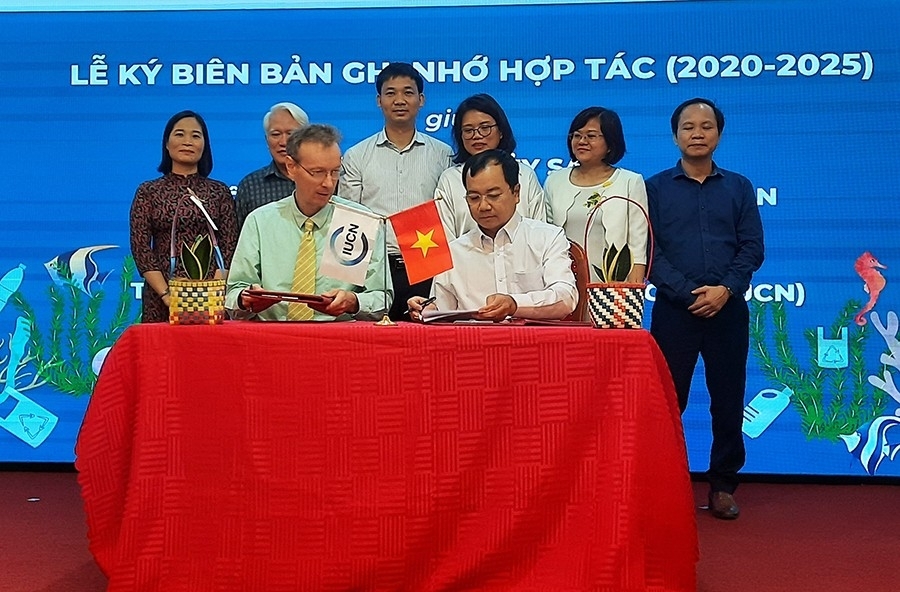 Tổng Cục thủy sản và Tổ chức Bảo tồn Thiên nhiên Quốc tế ký biên bản ghi nhớ hợp tác và bảo tồn các loại thủy sản giai đoạn 2020 - 2025 tại Hội thảo quản lý rác thải nhựa đại dương hướng tới bảo tồn đa dạng sinh học và môi trường sống các loài thủy hải sản