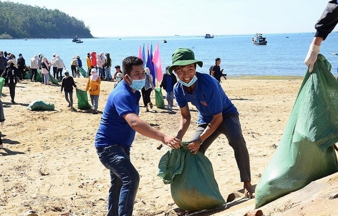 Phong trào “Chống rác thải nhựa” do Bộ TN&MT phát động đang được cộng đồng hưởng ứng tích cực. Ảnh: 