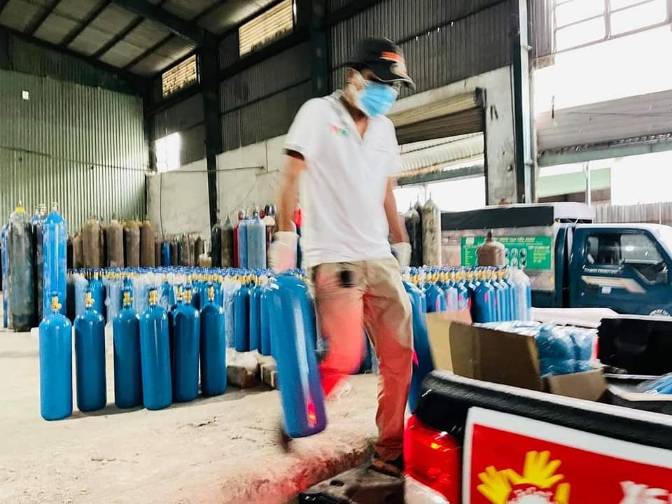 Những bình oxy liên tục được nạp đầy, tập kết để sẵn sàng vận chuyển miễn phí đến tận nhà bệnh nhân 
