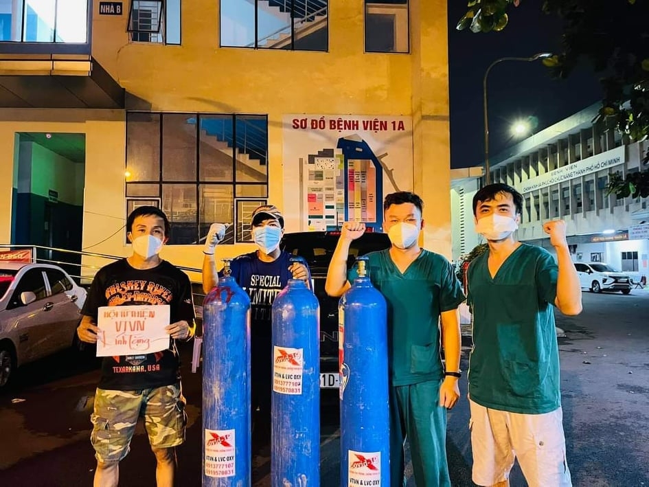 Mặc dù gặp không ít khó khăn trong quá trình làm công việc thiện nguyện, nhưng các tình nguyện viên vẫn không dừng lại bởi họ biết rằng, hơn lúc nào hết, những bệnh nhân mắc COVID-19 đang cần sự hỗ trợ của họ. Ảnh: Vòng tay Việt Nam