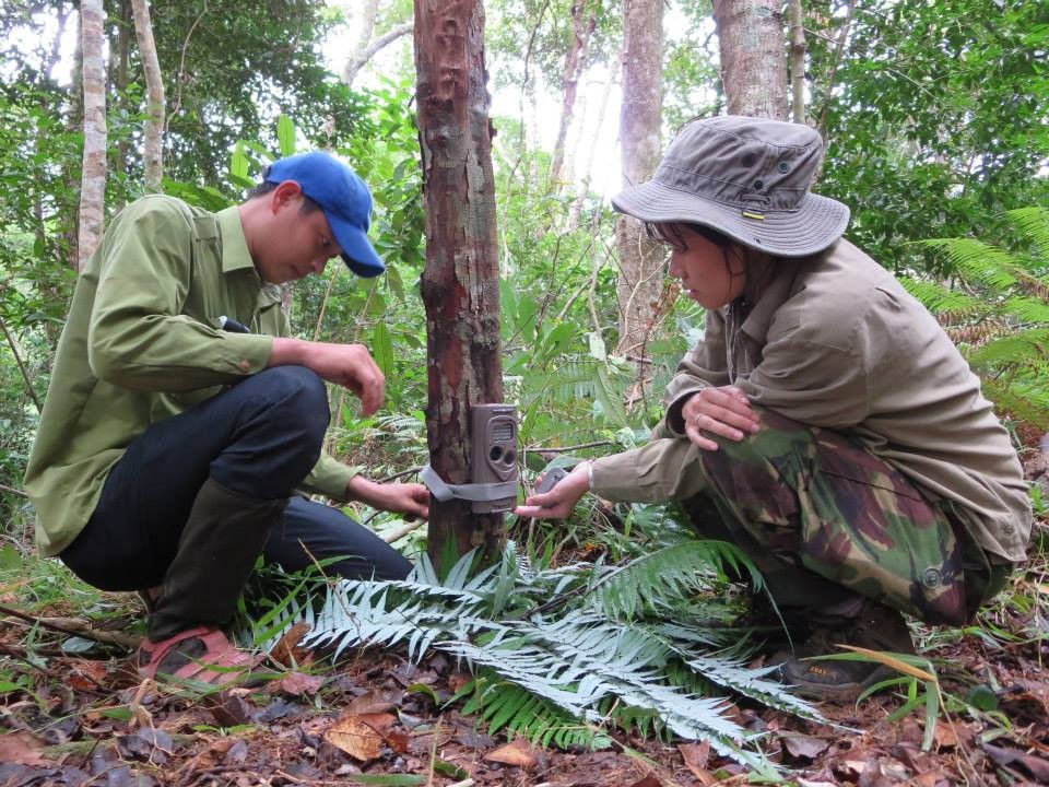 Trang cùng người dân địa phương trong một lần 