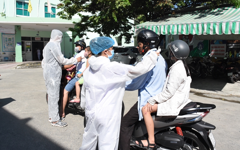 Tích cực truy vết và cách ly là những cách mà Việt Nam đã áp dụng hiệu quả trong cuộc chiến chống COVID-19. Ảnh: nhandan