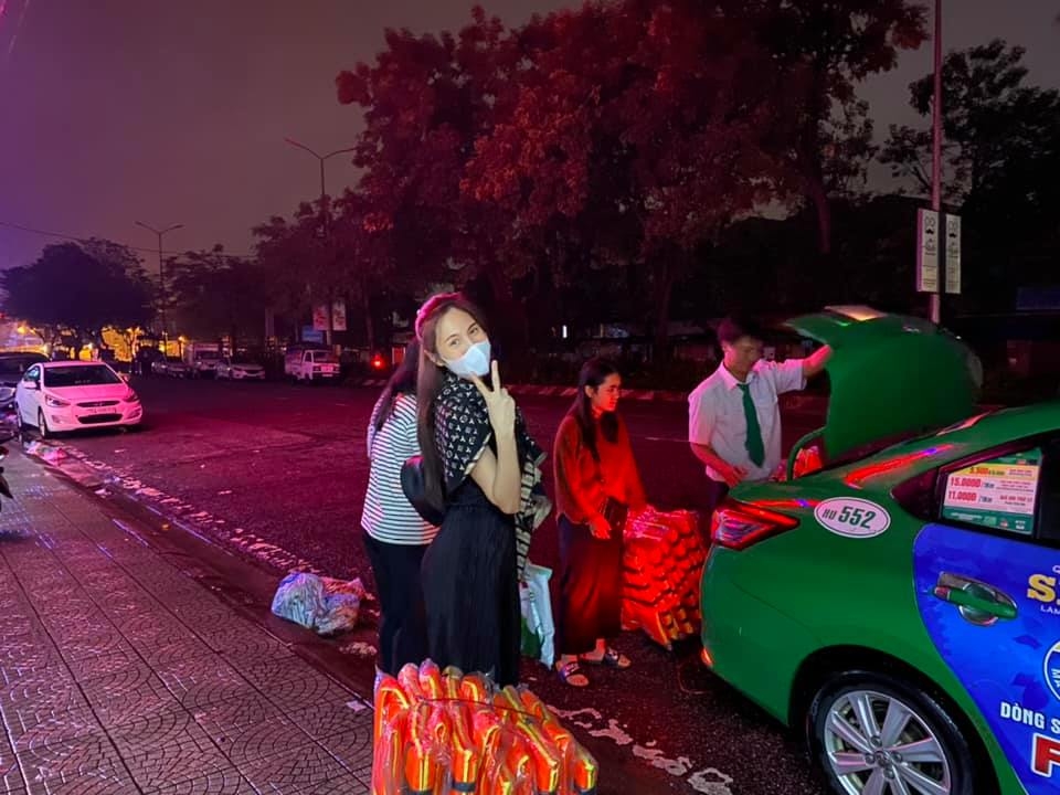“Bản năng gốc” của Thủy Tiên khiến cánh đàn ông khâm phục