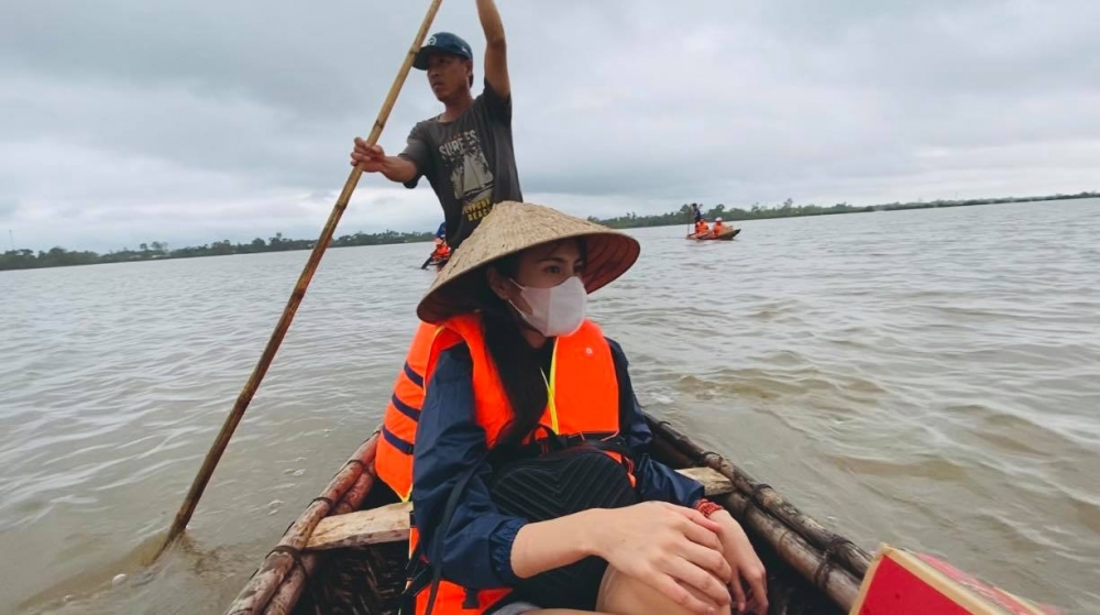 Thủy Tiên tự mình đi thuyền vào tận những nơi người dân bị lũ cô lập 