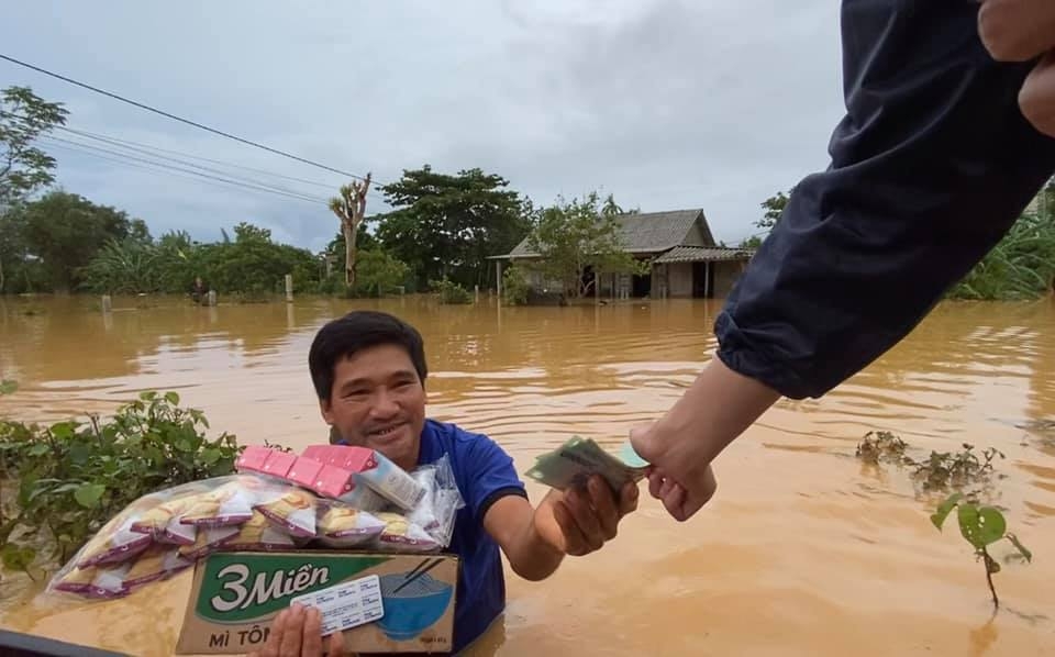 Thủy Tiên tận tay trao từng suất quà gồm nhu yếu phẩm để hỗ trợ người dân đang bị lũ bủa vây