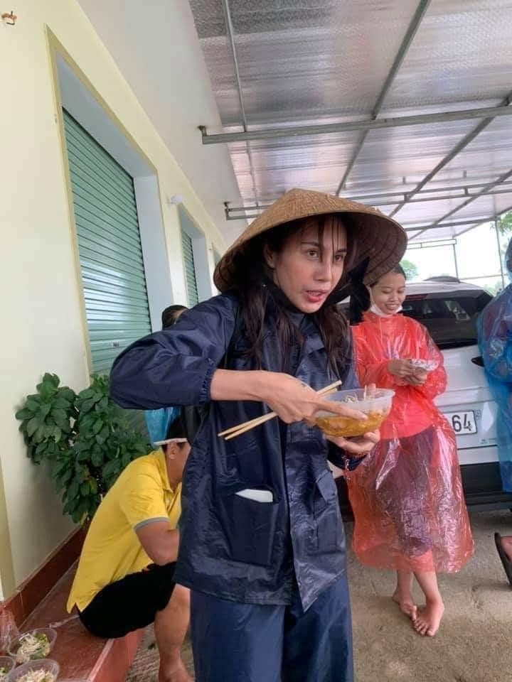 Thủy Tiên đang húp vội bát mì tôm ngay tại hiện trường để kịp đi cứu trợ thêm nhiều người dân hơn 