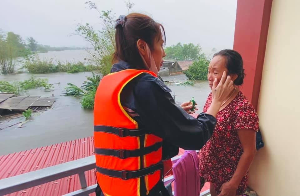 Thủy Tiên đã bật khóc khi gặp những người phụ nữ bị đói và ốm đau ngay trong khi lũ vẫn đang bủa vây tứ phía 
