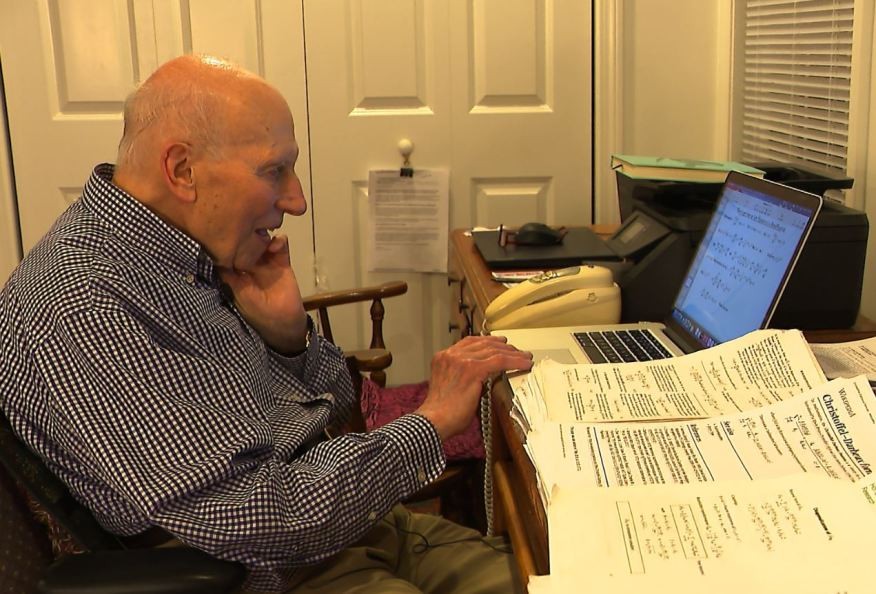 Ở tuổi 89, Tiến sĩ Steiner vẫn miệt mài với công việc nghiên cứu trong lĩnh vực vật lý yêu thích của mình - Ảnh: Nick Dentamaro/Brown University