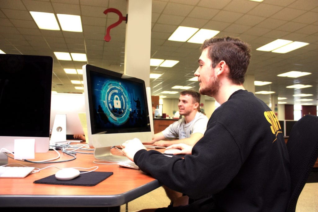 An ninh mạng là ngành học rất cần thiết trong thời đại bùng nổ tội phạm mạng máy tính như hiện nay - Ảnh: West Liberty