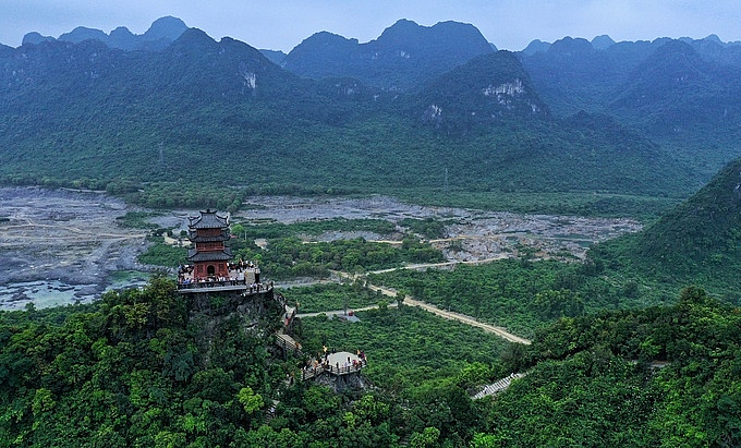 tuong phat hong ngoc nang 4000 kg trong chua ngoc tam chuc ha nam