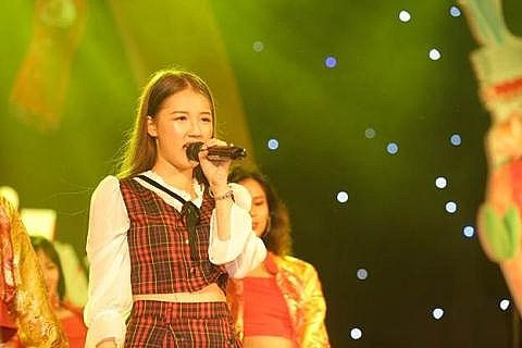 amee justa tee phuong ly cung dan sao khung quay tung cung khan gia qua loat hit trieu view tai pho hang nong