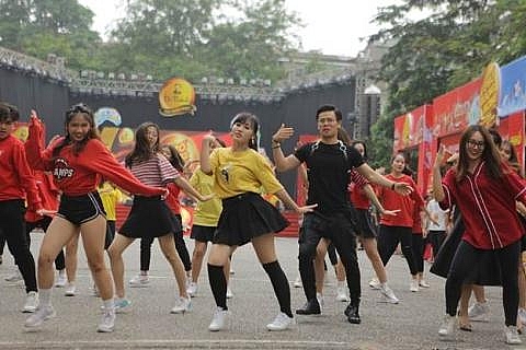 amee justa tee phuong ly cung dan sao khung quay tung cung khan gia qua loat hit trieu view tai pho hang nong