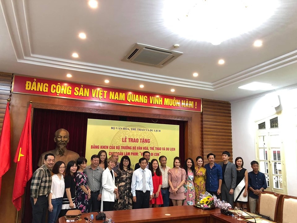 facebook sao viet hom nay 228 sao ve nha di con dong loat khoe nhan bang khen cua bo truong