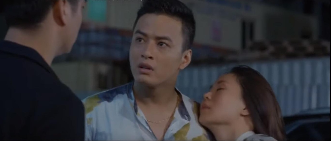 hoa hong tren nguc trai khue dam vuot rao voi bao khien khan gia thich thu